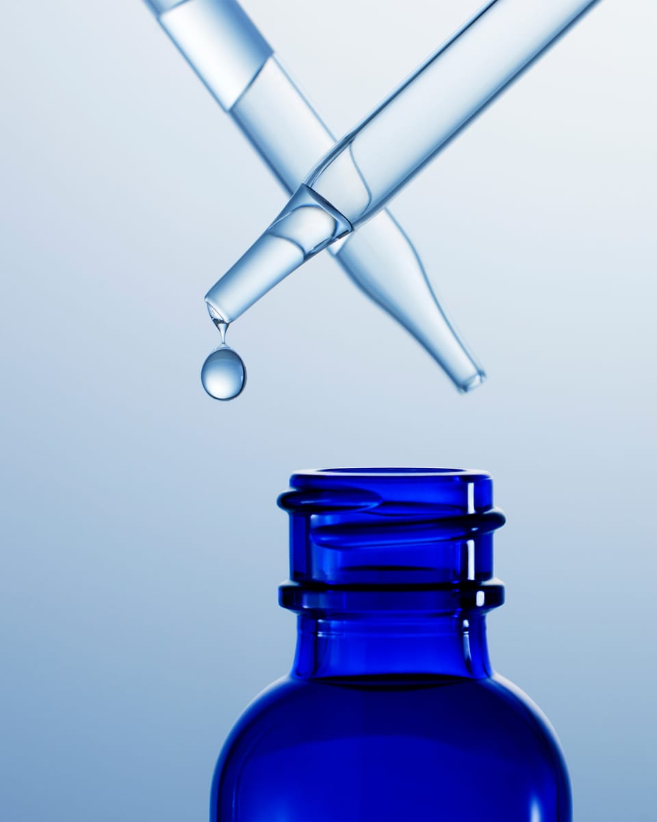 1101_ACTIVESERUM_30ml1oz_APPLICATION _646-960×1200-b39b6ae